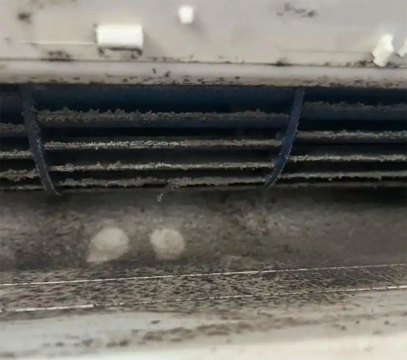 四平空调吹的风有股烧焦味是怎么回事